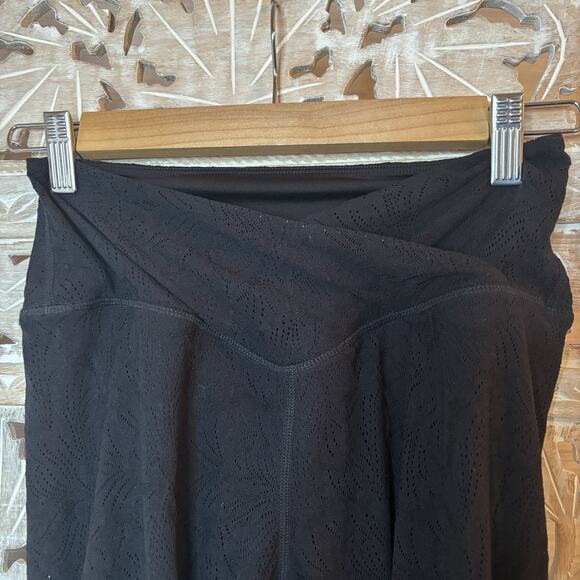 Halara Women's HW Crossover Contrast Lace 7/8 Athletic Leggings Black Size MED - Picture 3 of 9